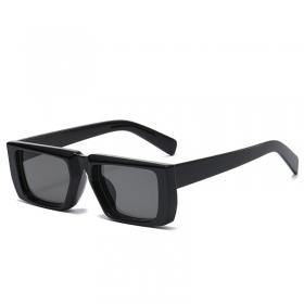 Солнцезащитные очки чёрные квадратной формы в наличии 