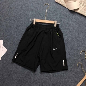 Чёрные шорты с лого Nike выполнены из полиэстера с карманами на молнии