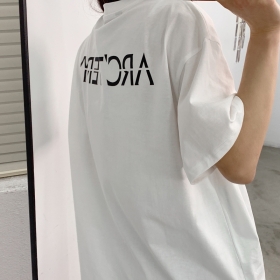 Белая футболка c надписью Аrcteryx на спине и логотипом спереди