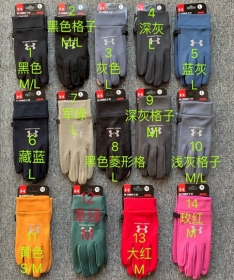 В разных расцветках спортивные перчатки Under Armour