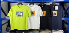 Желтая футболка TNF c цветным принтом и логотипом бренда спереди