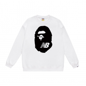 Белый хлопковый свитшот от бренда Bape с черным принтом обезьяны
