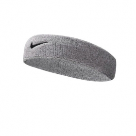 Серая спортивная повязка Nike предназначена для впитывания влаги 