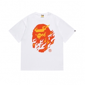 С принтом огненного лого BAPE футболка в белом цвете. 
