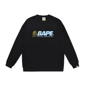 Черный свитшот с наименованием бренда Bape спереди и сзади