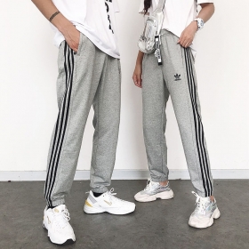 Серые спортивные штаны Adidas на резинке со шнурком