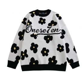 Стильный свитер Onese7en с черным цветочным принтом на белом фоне