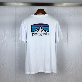 Белая футболка Patagonia c разноцветным принтом на груди