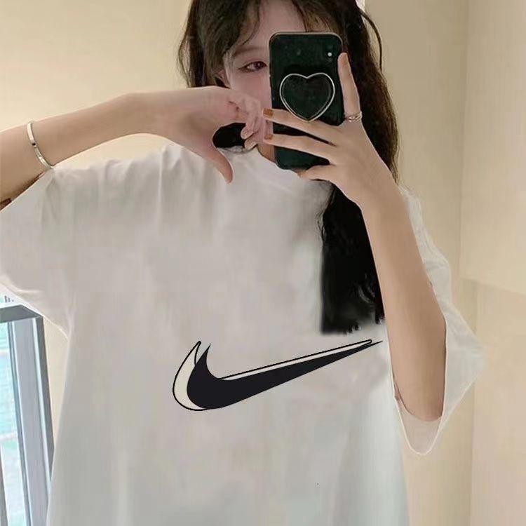 Белая базовая Nike футболка с фирменным логотипом на груди