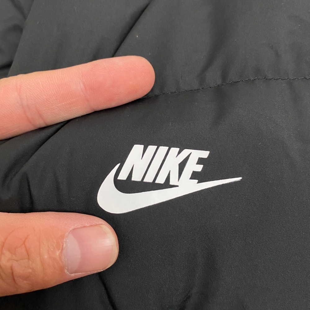 Чёрный пуховик с капюшоном Nike Swoosh удлиненный