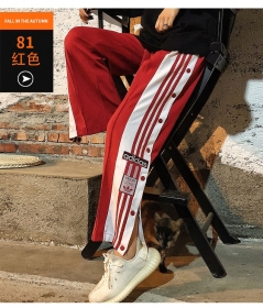 Штаны Adidas красного цвета выполнены на плотной резинке с карманами