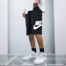С надписью бренда Nike шорты выполнены в черном цвете