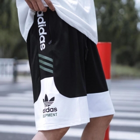 Универсальные спортивные Adidas чёрно-белые шорты с лого по бокам