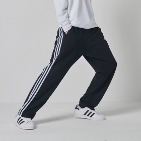 Спортивные чёрные штаны Adidas с белыми полосками по бокам
