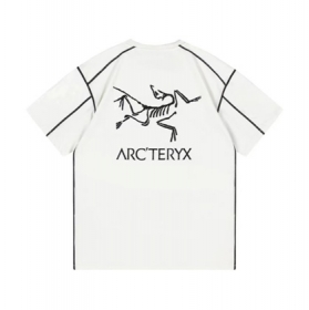 Белая футболка с наружными швами и логотипом Arcteryx 