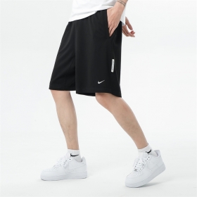 Спортивные чёрные шорты с логотипом Nike и карманами по бокам