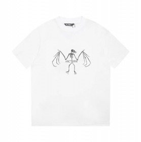 Белая футболка с объемным принтом на груди бренда Arcteryx 