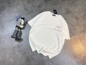 Оверсайз белая футболка Arcteryx с большим лого бренда на спине