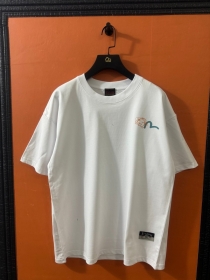 Белого-цвета футболка от бренда Evisu с качественным принтом сзади