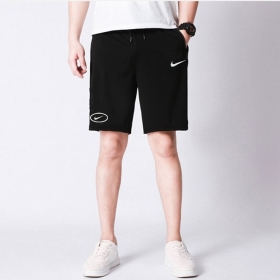 Чёрные с эластичным шнурком шорты Nike выполнены на резинке