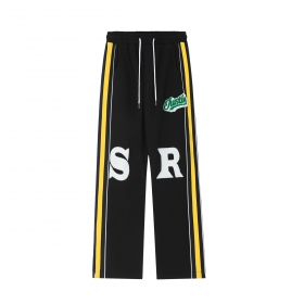 Стильные черные штаны SEVERS с крупными буквами на коленях S и R