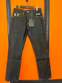 Прямого фасона тёмно-синие с двумя карманами и принтом джинсы Evisu