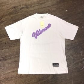 Белая хлопковая футболка от VETEMENTS WEAR с фиолетовой надписью