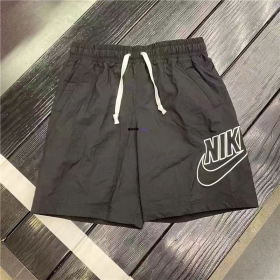 Свободного кроя шорты Nike выполнены в черном цвете с логотипом