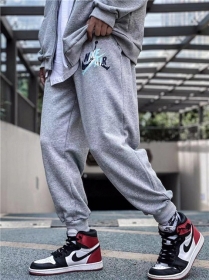 Светло-серого цвета стильные штаны от бренда Nike Air