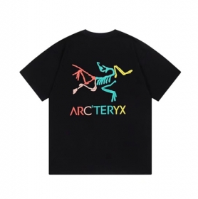 Arcteryx чёрная футболка с разноцветным принтом и логотипом