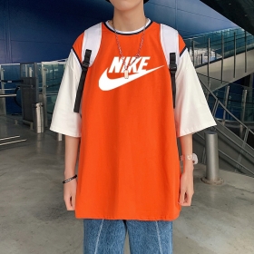 Оранжевая Nike футболка свободного кроя выполнена из хлопка