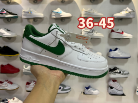 Белые кроссовки с зеленым лого Nike Swoosh Air Force