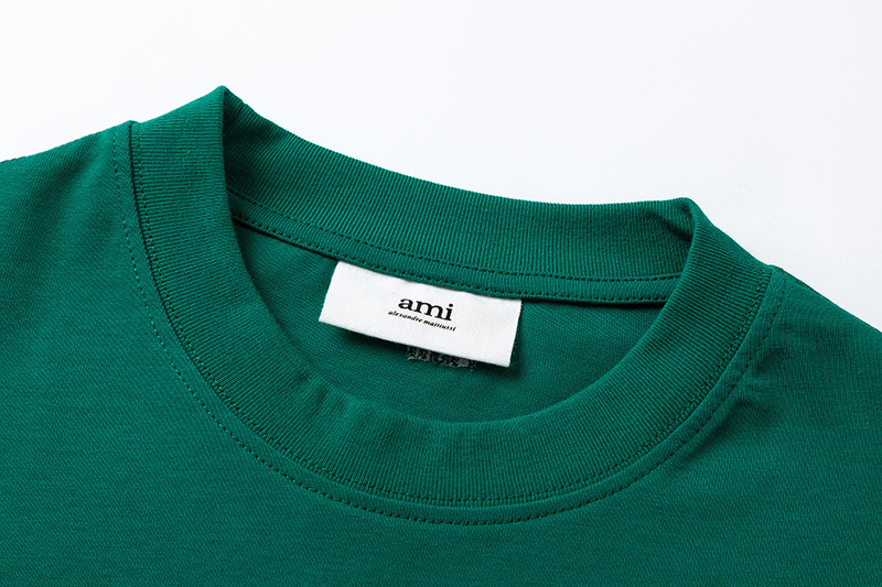Зеленая базовая футболка с нашивкой на груди  AMI с коротким рукавом 