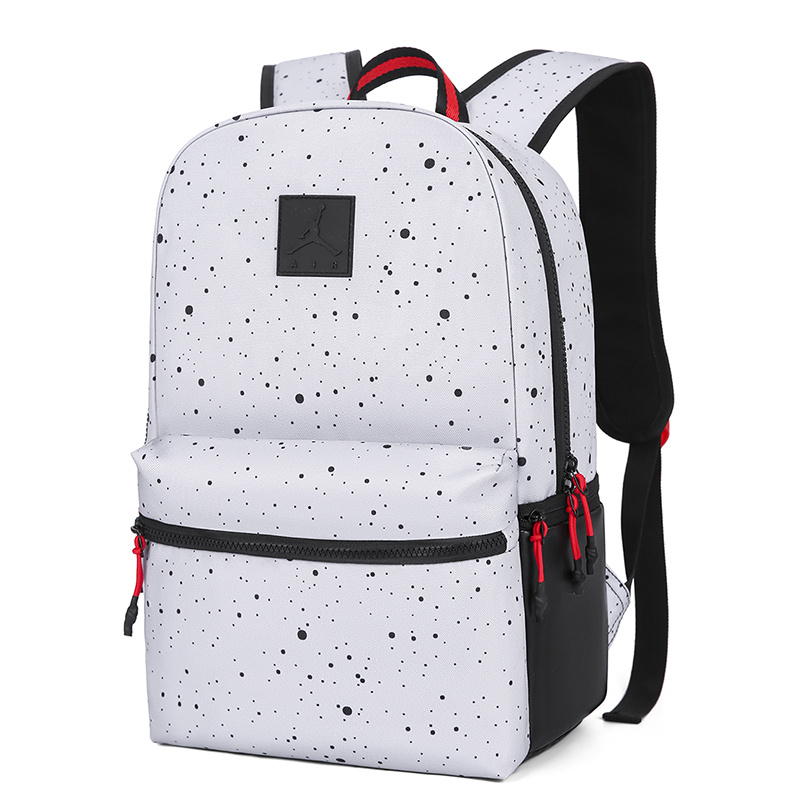 Белый рюкзак Jordan с чёрными точками-брызгами, имитация краски.