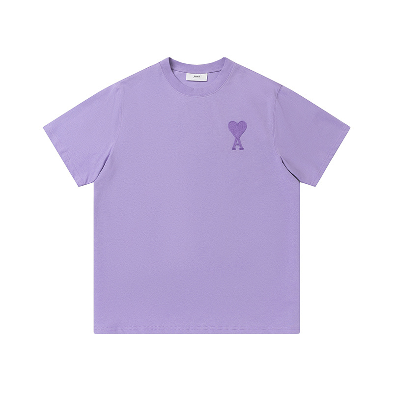 Фиолетовая футболка AMI с нашивкой на груди, прямой силуэт
