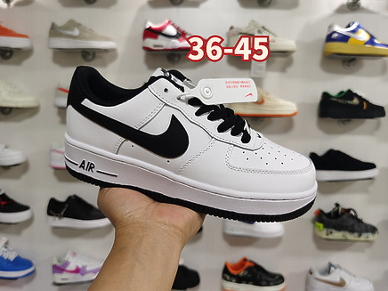 Белые кроссовки Air Force с черным лого Nike Swoosh