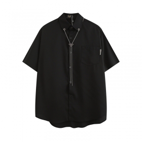 Черная рубашка YUXING с подвеской "PRADA" на цепочке-галстуке