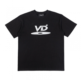 Represent футболка черного цвета с белым рисунком "VD"