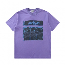 Фиолетовая футболка бренда Cav empt с черно-голубым рисунком