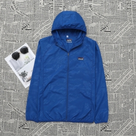 Лёгкая синяя ветровка с внутренним карманом от бренда Patagonia