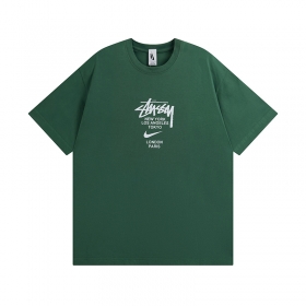 Зеленая футболка от бренда Stussy с фирменным логотипом
