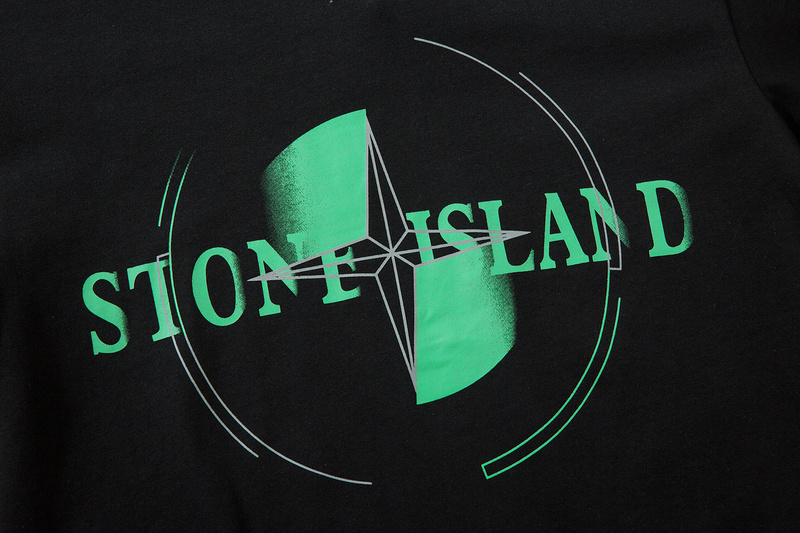 Чёрная футболка Stone Island с зелёным принтом на груди