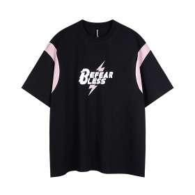 Стильная чёрная футболка Befearless с розовыми полосами и принтами