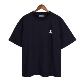 Универсальная прямого покроя чёрная футболка от бренда AMIRI
