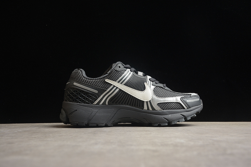 Кроссовки чёрные Nike Zoom Vomero 5 с накладками серого цвета
