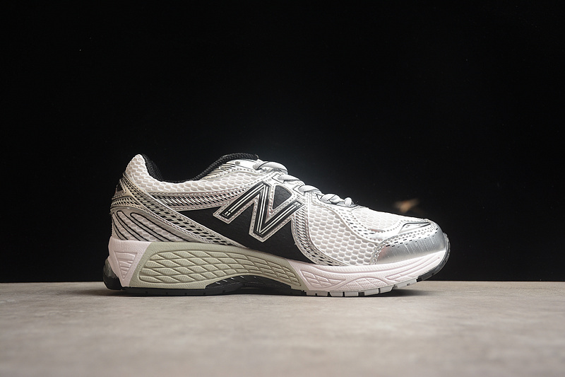 Серо-серебряные кроссовки Nike New Balance 860 с чёрными элементами