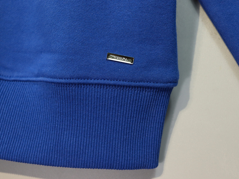 Синее худи бренда Amiri с белым буквенным логотипом