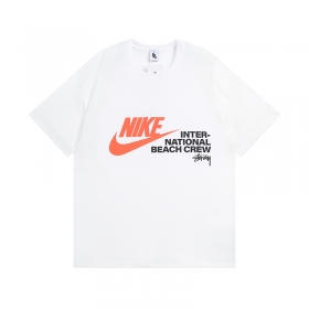 Базовая белая футболка Nike с брендовым лого и черными надписями