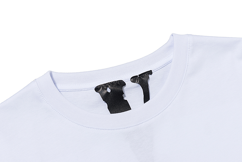 Белая футболка VLONE с чёрно-синим логотипом и принтом