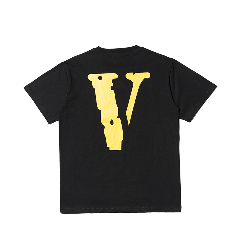 Чёрная футболка VLONE с жёлтым логотипом и принтом